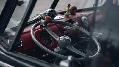 红色和黑色汽车方向盘